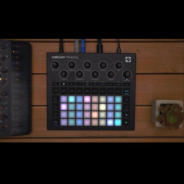 Novation Circuit Tracks Standalone Groovebox with Case Pack