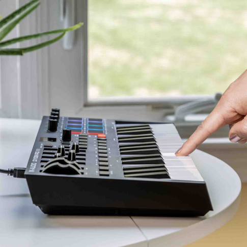 M-Audio Oxygen Pro Mini 32-Mini-Key Controller | IDJNOW