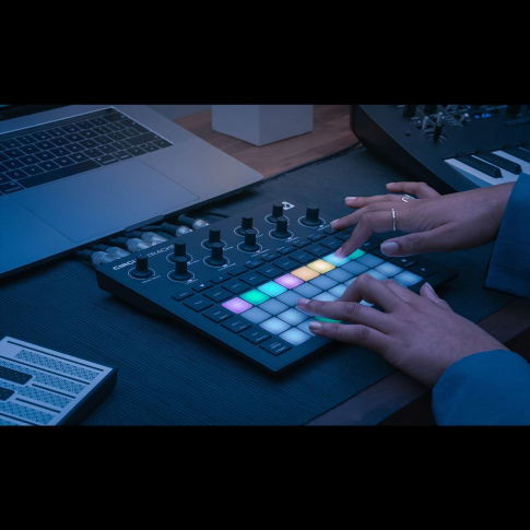 DJ機材 Novation Circuit Tracks Circuit-Tracks-Straight-Top-