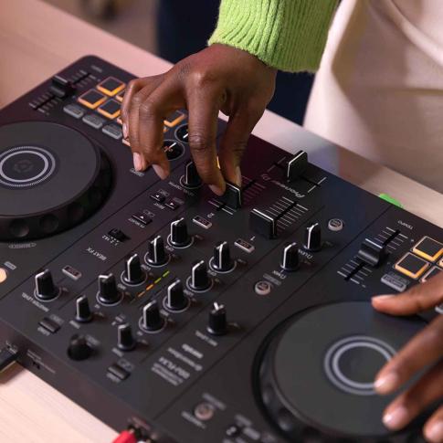 Pioneer DJ DDJ-FLX4 with PartyBox Rave8 & Stands | IDJNOW