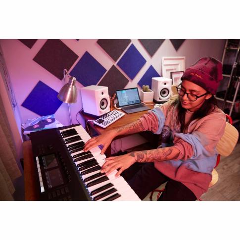 Pioneer DJ DM-50D-W/CMXEG Active Monitor Speakers in White Keyboard