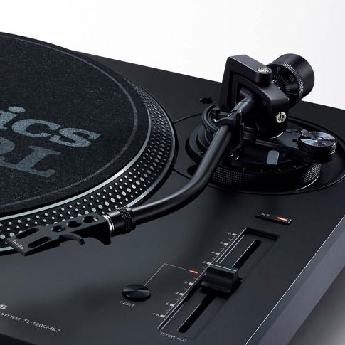 Technics SL-1200MK7 Turntable & Black Headphones | IDJNOW