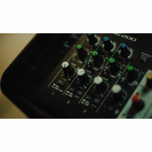 Yamaha STAGEPAS200BTR Portable 8" Battery Powered PA System with Mixer Knobs