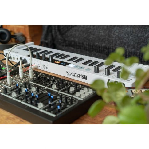 Arturia KEYSTEP-37 Keyboard Controller & Sequencer Set Up 2