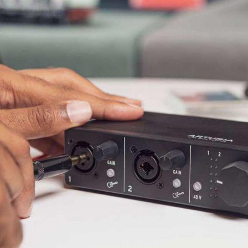 Arturia MINIFUSE-4-BLACK 4 In / 4 Out Audio & MIDI Interface in Black Plug