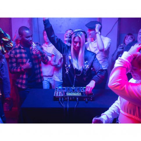 Denon DJ PRIME GO 2-Deck Rechargeable DJ Console with 7" Touchscreen Party Zoom