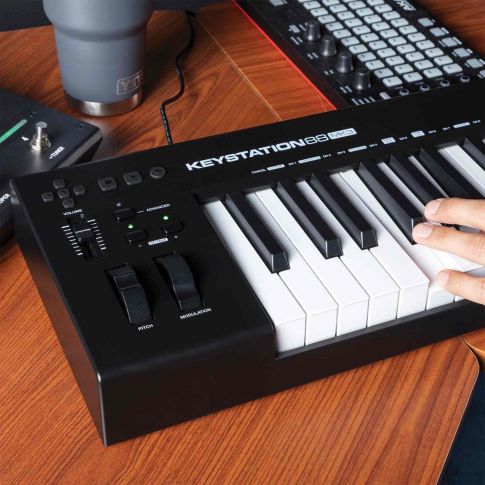 M-Audio Keystation 88 MK3 88-Key Semi-Weighted USB-MIDI Controller Keyes