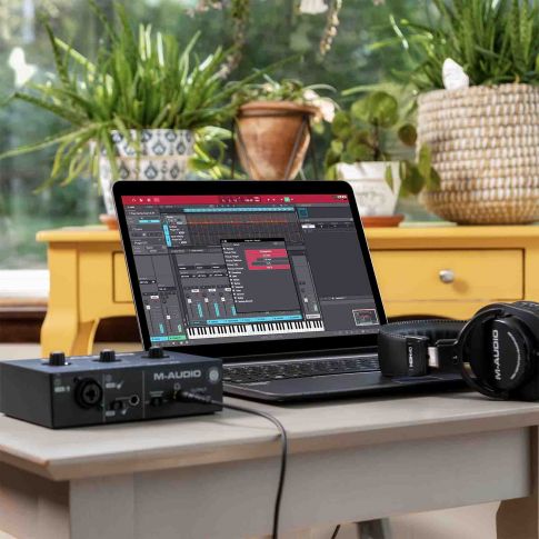 M-Audio M-TRACK SOLO 2-channel USB Audio Interface with Crystal Preamp Laptop 2