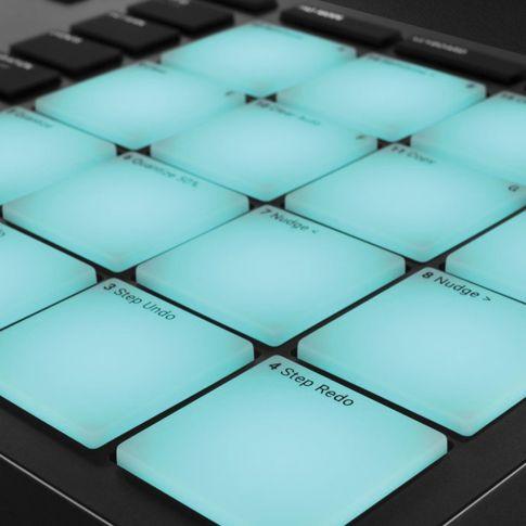 Native Instruments Maschine Mikro MK3 Groove Production Studio Pads Section Closeup