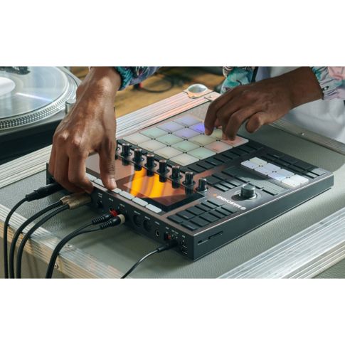 Native Instruments MASCHINE PLUS Standalone Performance Instrument Hands