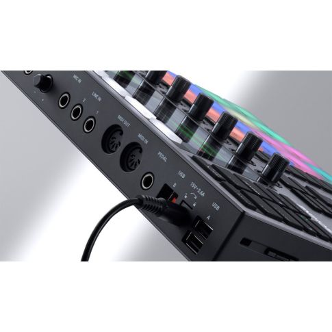 Native Instruments MASCHINE PLUS Standalone Performance Instrument Rear 2