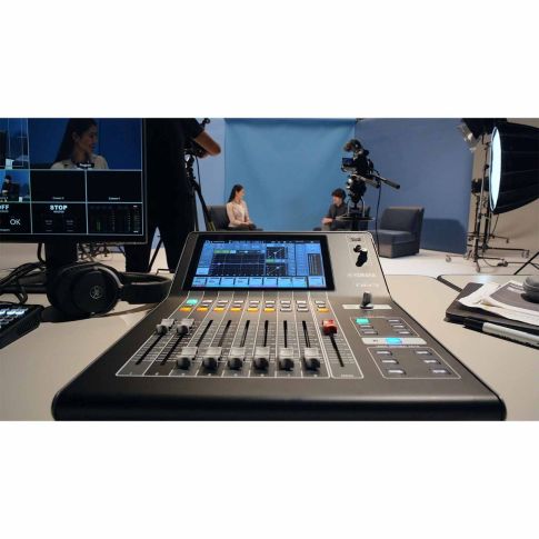 Yamaha Pro Audio DM3-D 22-Channel Ultracompact Digital Mixer Broadcast