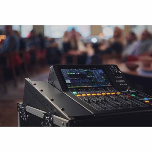 Yamaha Pro Audio DM3-D 22-Channel Ultracompact Digital Mixer Crowd