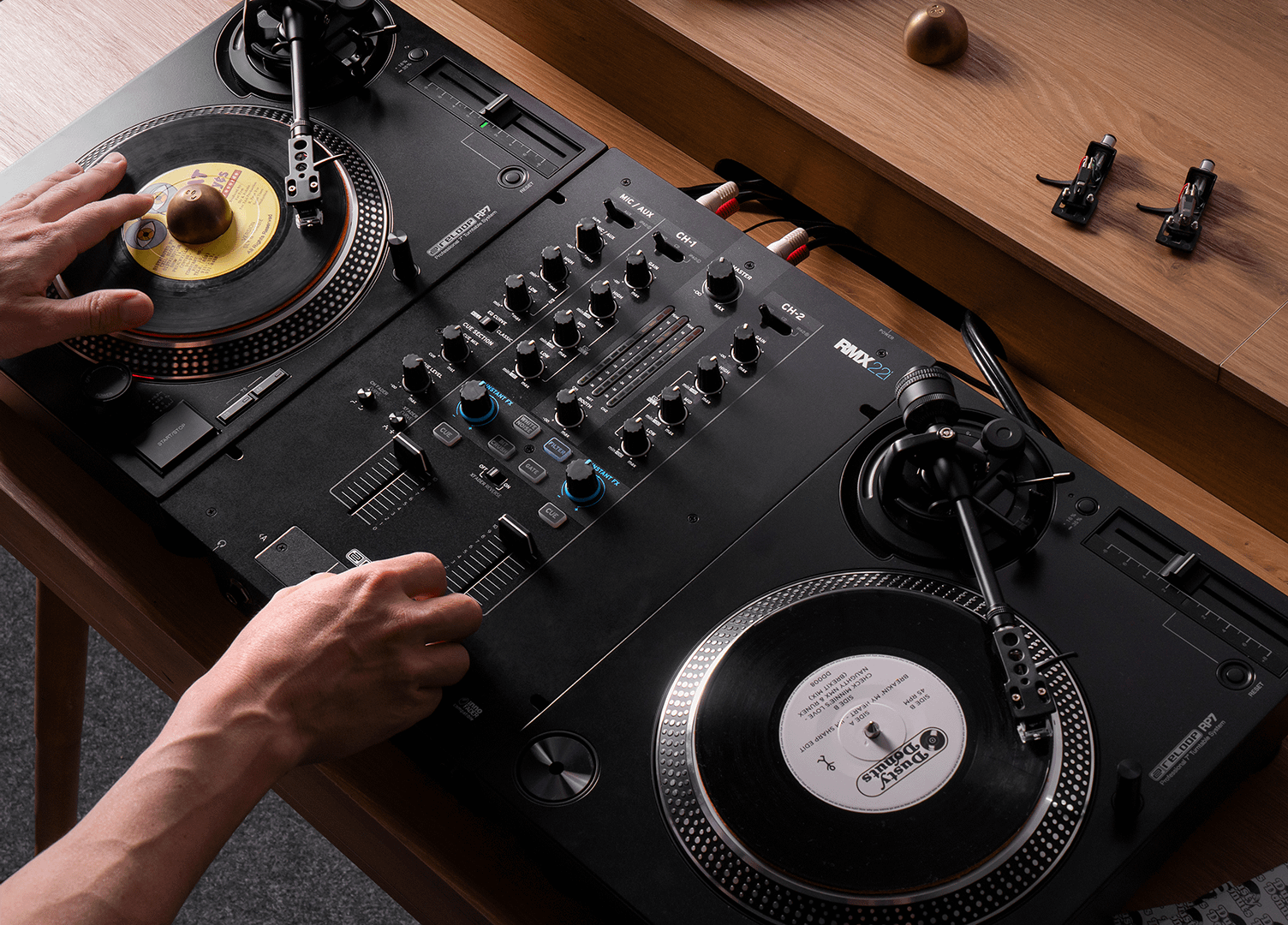 Reloop RP-7 Review: Best 7-Inch Turntable for DJs & 45s